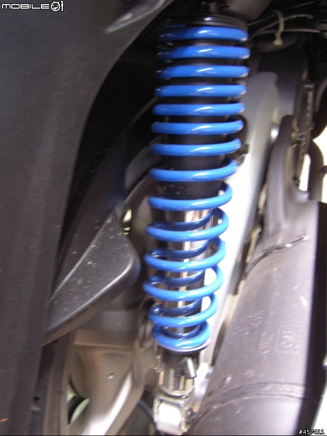 破蛋而出，小灰鵠以噴射之姿誕生！－－正式成為新勁戰天鵝飼主＆第九代鋼甲武士Ｆ１輪胎鎖開箱分享