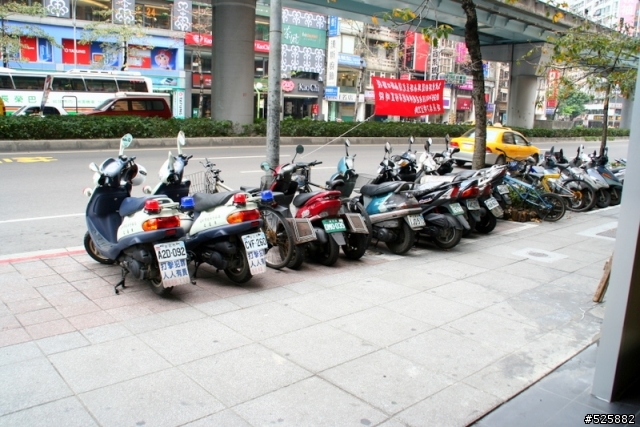 拖吊車停紅線是不是屬於違規？（有圖有真相）