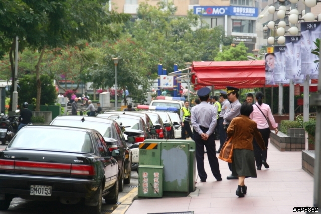 拖吊車停紅線是不是屬於違規？（有圖有真相）