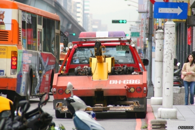 拖吊車停紅線是不是屬於違規？（有圖有真相）