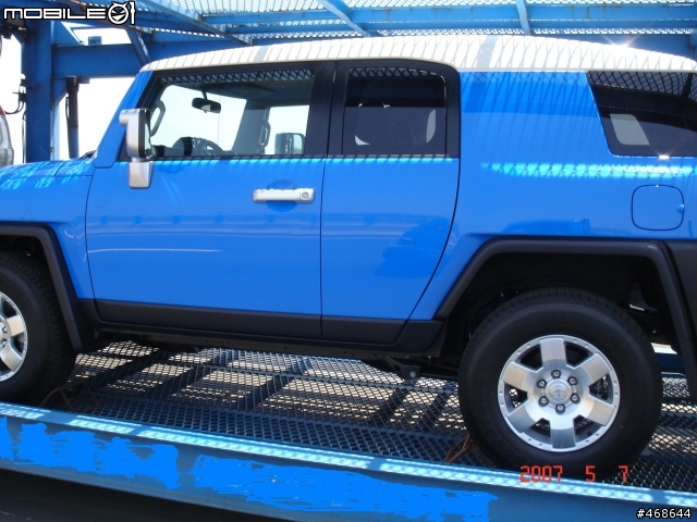 在中二高拍到的TOYOTA FJ Cruiser