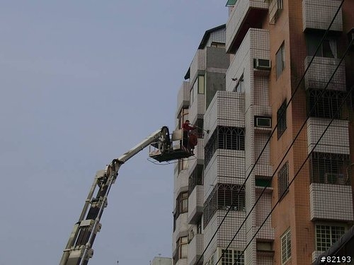 羞辱消防隊員?荒唐勤務---雲梯車洗大樓贖罪?(更新..新增現場照片)