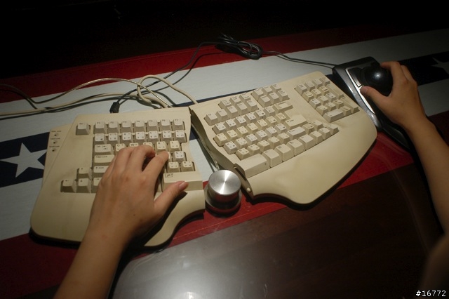 [新知] 人體工學的鍵盤滑鼠新世紀: Microsoft Natural Ergonomic Desktop 7000