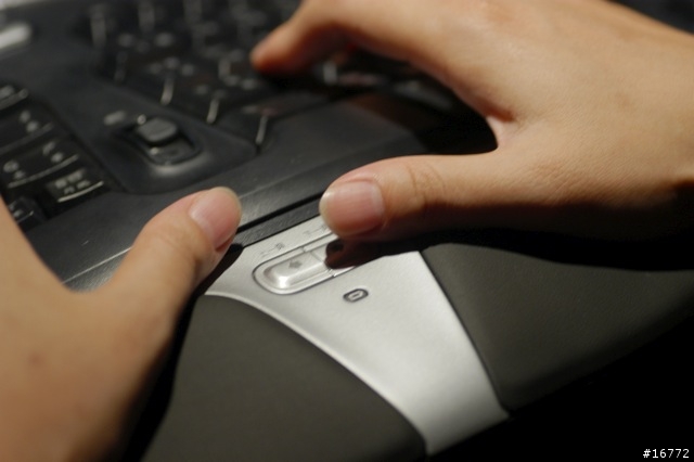 [新知] 人體工學的鍵盤滑鼠新世紀: Microsoft Natural Ergonomic Desktop 7000