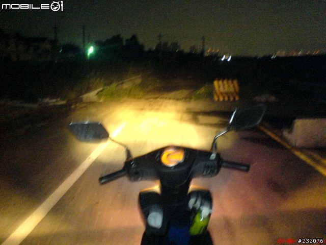 [分享]SYM RX-110 超亮大燈測試 （已從12v35w2鎢絲升級為12v35w4鎢絲）