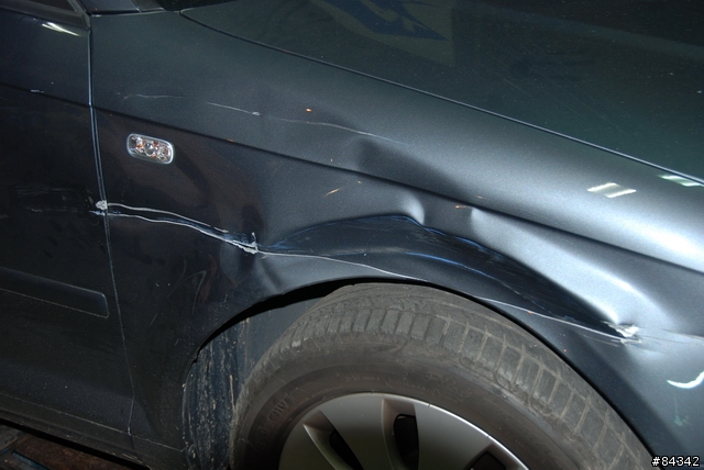 老姊Audi A3的葉子板跟車門,被貨車A到破掉...