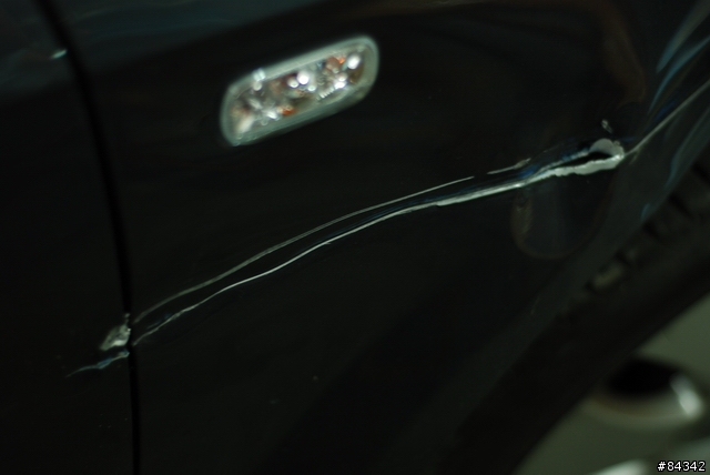 老姊Audi A3的葉子板跟車門,被貨車A到破掉...