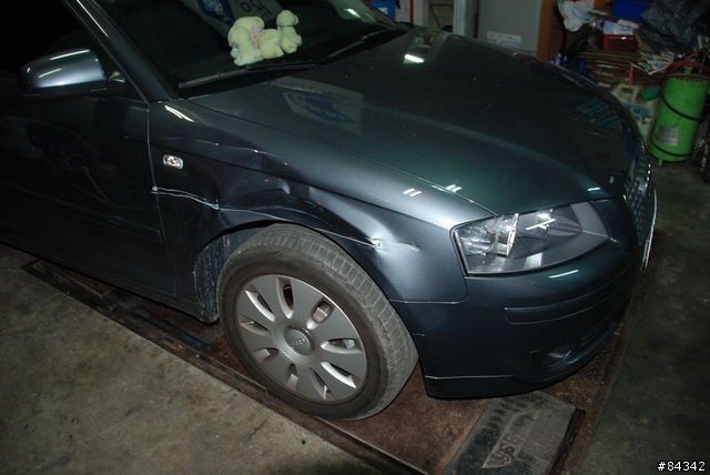 老姊Audi A3的葉子板跟車門,被貨車A到破掉...