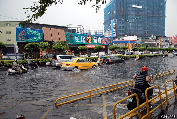 當馬路變成小溪
