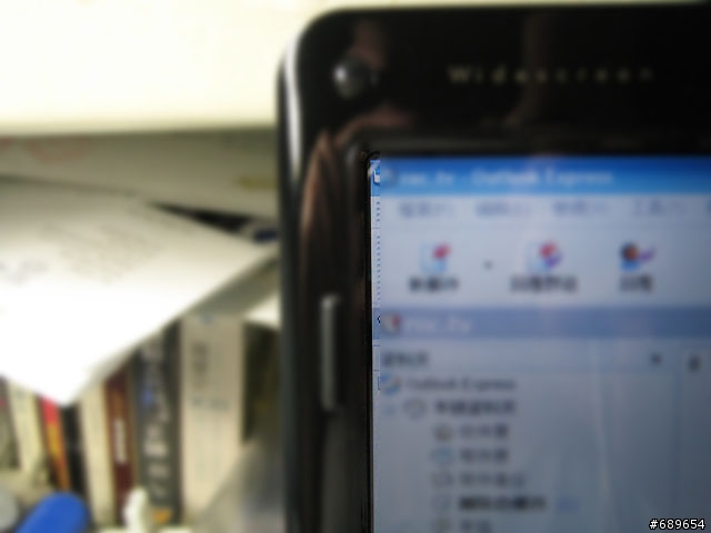[有圖] 我黑潮的螢幕兩邊空白的地方很不對稱