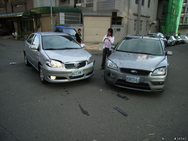 小弟發生車禍了.....請站上各位大大幫忙看看我後續該怎麼做?