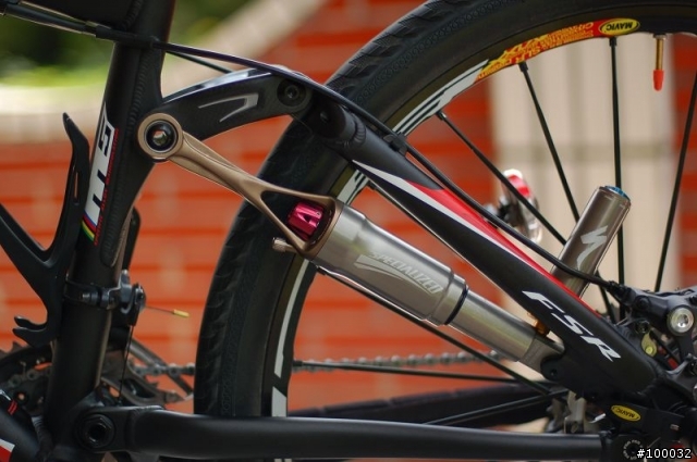 新的０８..XTR.........後變....夜襲部隊的重裝上陣....SPECIALIZED EPIC.......上..