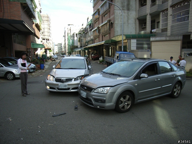 小弟發生車禍了.....請站上各位大大幫忙看看我後續該怎麼做?