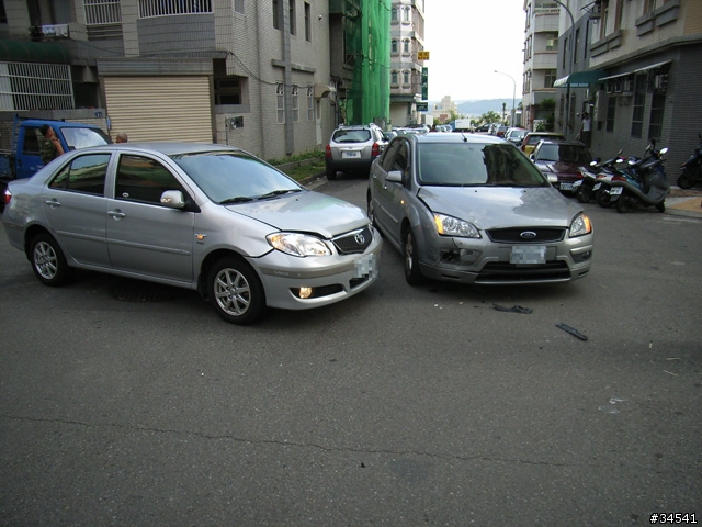 小弟發生車禍了.....請站上各位大大幫忙看看我後續該怎麼做?