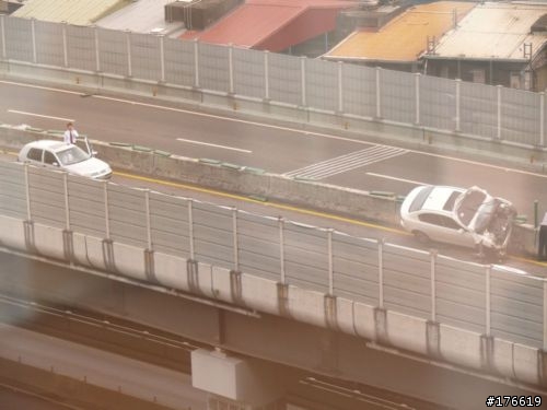 台64線與中和交流道車會爬牆