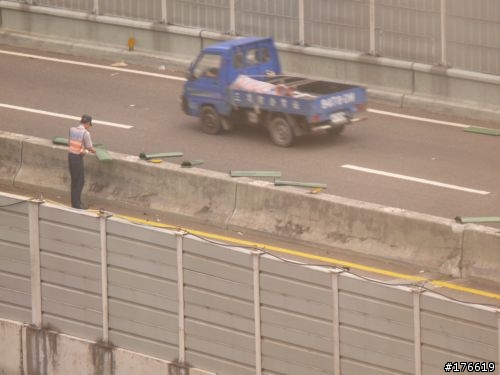 台64線與中和交流道車會爬牆