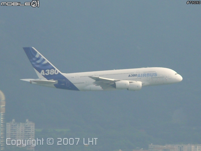 A380 在香港低飛 (從山項拍的)