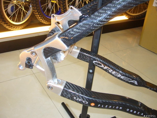 分享今天看到的超美雙避震 ORBEA 車架~~~!!!