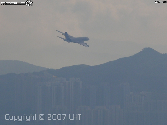 A380 在香港低飛 (從山項拍的)