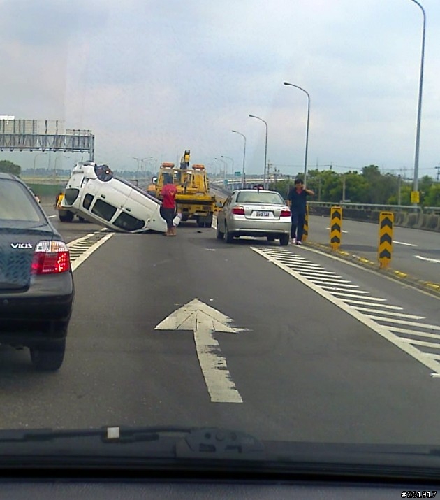 爆胎後就翻車了