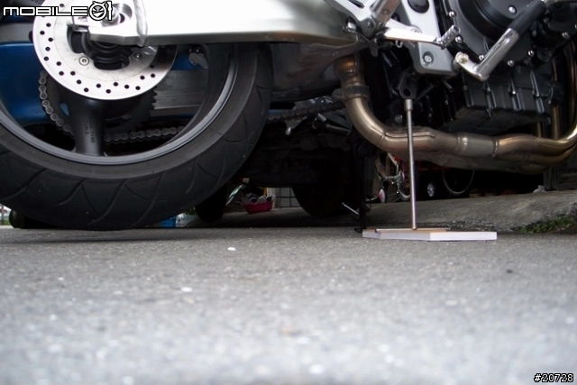分享 無 中駐 與 駐車架 之重車簡易頂高方法 不一定每台車都適用喔 Mobile01