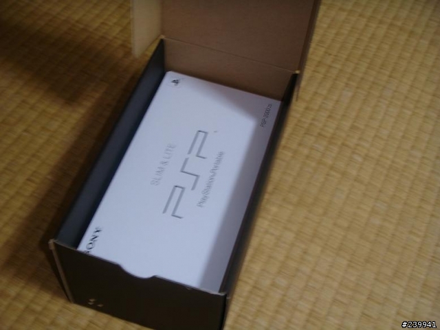 [PSP]不專業分享之 新版PSP + CCFF VII 限量 77,777 套 同捆包