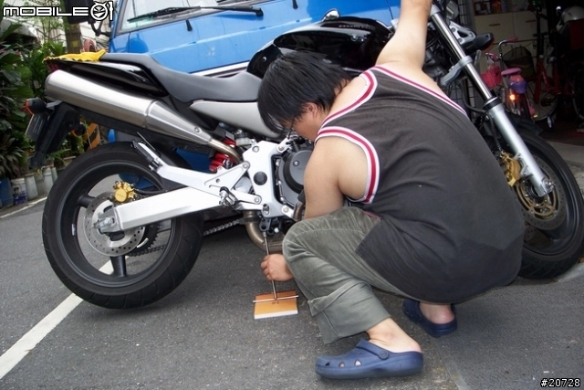 分享 無 中駐 與 駐車架 之重車簡易頂高方法 不一定每台車都適用喔 Mobile01