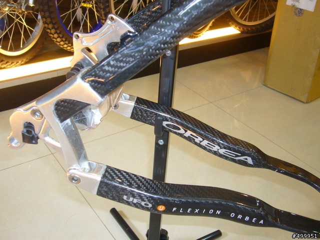 分享今天看到的超美雙避震 ORBEA 車架~~~!!!