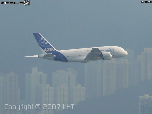 A380 在香港低飛 (從山項拍的)