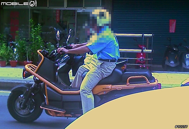今天看到的怪怪車(照片品質差....sorry)