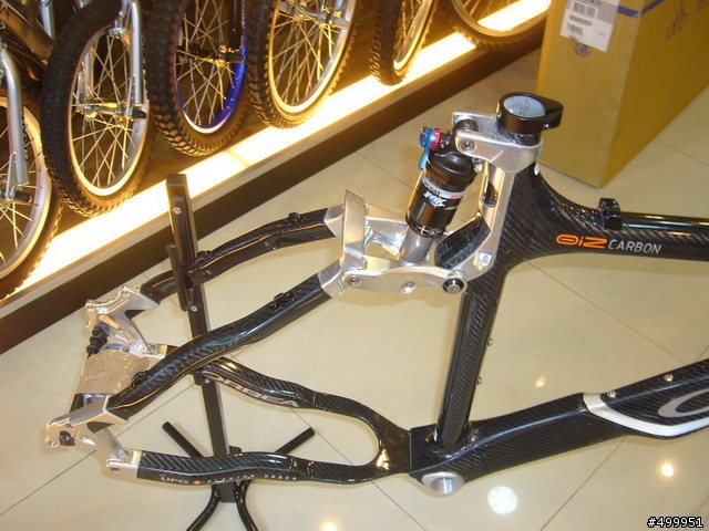 分享今天看到的超美雙避震 ORBEA 車架~~~!!!