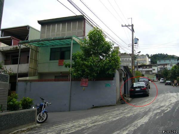 請問這台雙門黑色的是什麼車?