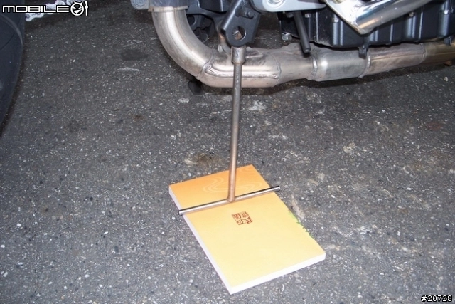 分享 無 中駐 與 駐車架 之重車簡易頂高方法 不一定每台車都適用喔 Mobile01