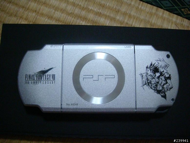 [PSP]不專業分享之 新版PSP + CCFF VII 限量 77,777 套 同捆包