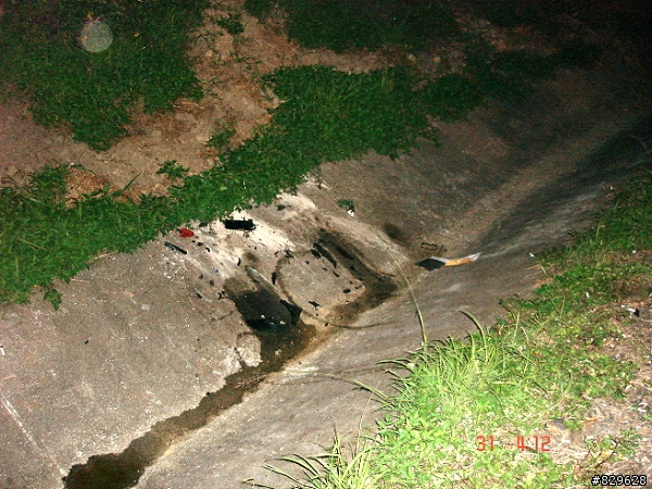圖．時速180撞卡車尾後失控墜水溝！怕血勿進！
