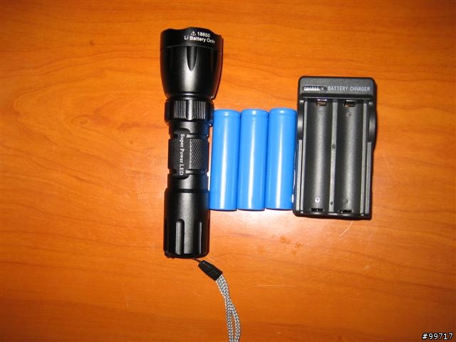 [分享][推薦]Cree 200流明LED超白光戰術手電筒腳踏車頭燈