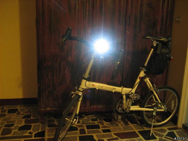 [分享][推薦]Cree 200流明LED超白光戰術手電筒腳踏車頭燈