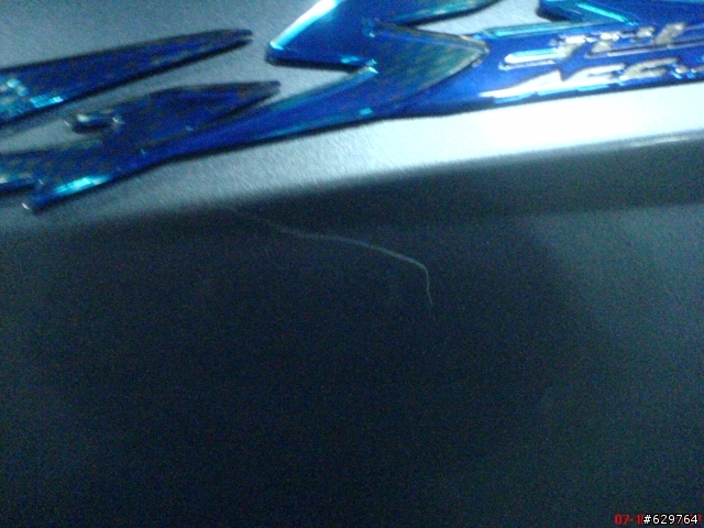 [發問]車刮傷了~好心痛!!  我該怎麼補救?? 附圖~