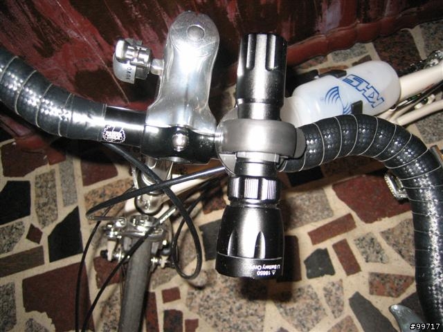 [分享][推薦]Cree 200流明LED超白光戰術手電筒腳踏車頭燈