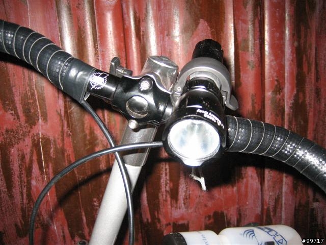 [分享][推薦]Cree 200流明LED超白光戰術手電筒腳踏車頭燈
