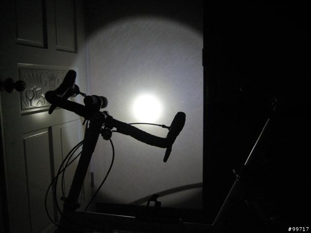 [分享][推薦]Cree 200流明LED超白光戰術手電筒腳踏車頭燈