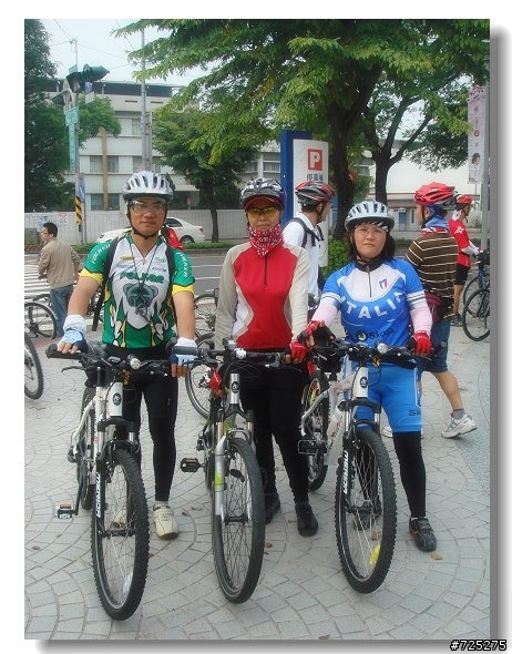 台南01的車友,參加1010大會師的車有請簽名!!!  因為人和名還兜不起來?