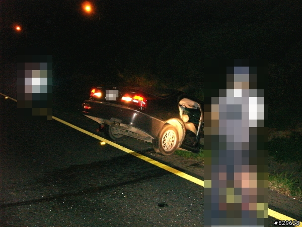 圖．時速180撞卡車尾後失控墜水溝！怕血勿進！