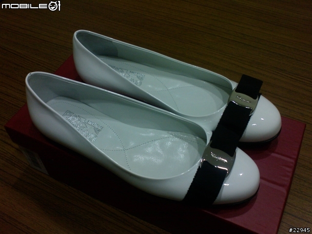 [分享]黑白的優雅.女王的Ferragamo Varina
