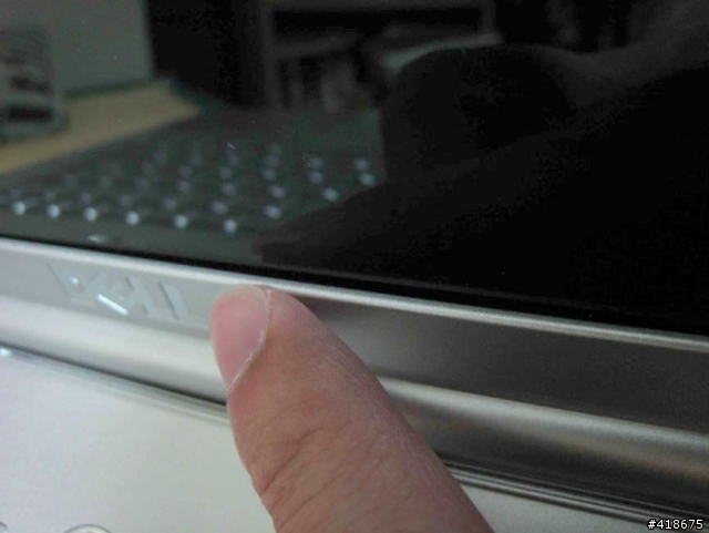 Dell 1520螢幕邊框下緣鼓出,請問這真的是正常的狀況嗎!?