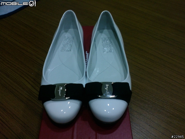 [分享]黑白的優雅.女王的Ferragamo Varina