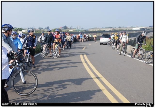 [分享] 01竹蜻蜓晨騎新紀錄78人-新竹的經典路線17公里海岸線與青青草原