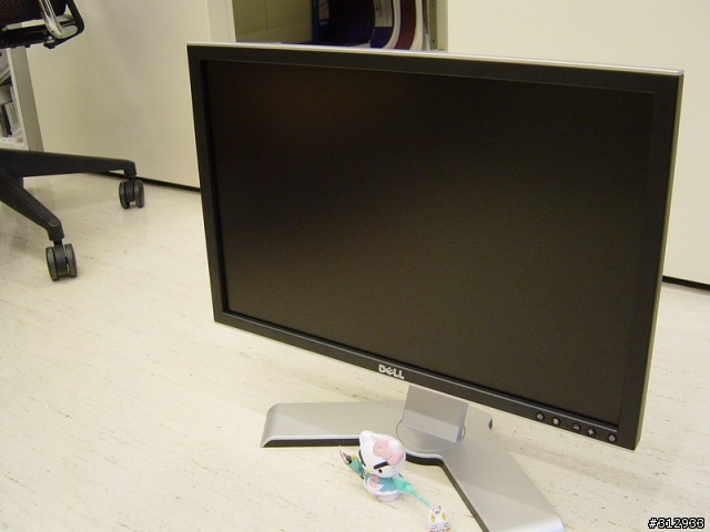 [搶頭箱 DELL 2208WFP] 夢幻雞爪座..千呼萬喚始出來...[簡單開箱]