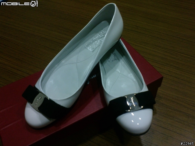 [分享]黑白的優雅.女王的Ferragamo Varina