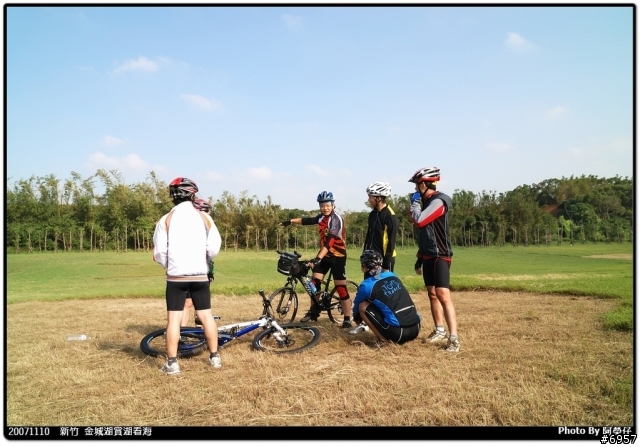 [分享] 01竹蜻蜓晨騎新紀錄78人-新竹的經典路線17公里海岸線與青青草原